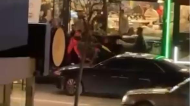 Bursa'da derbi kavgası; Cadde boks ringine döndü