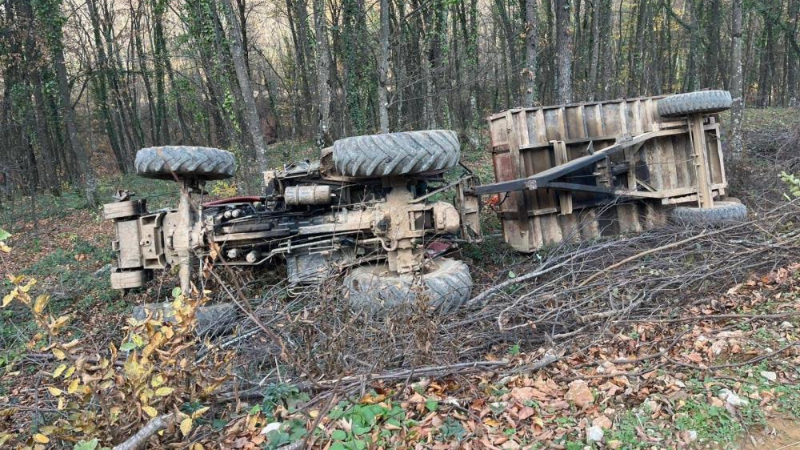 Bursa'da devrilen traktördeki 2 kişi yaralandı