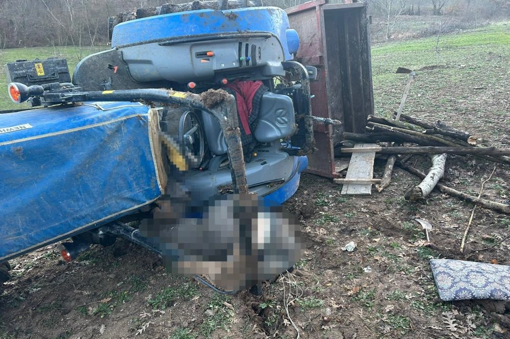 Bursa'da devrilen traktörün altında kalan sürücü hayatını kaybetti