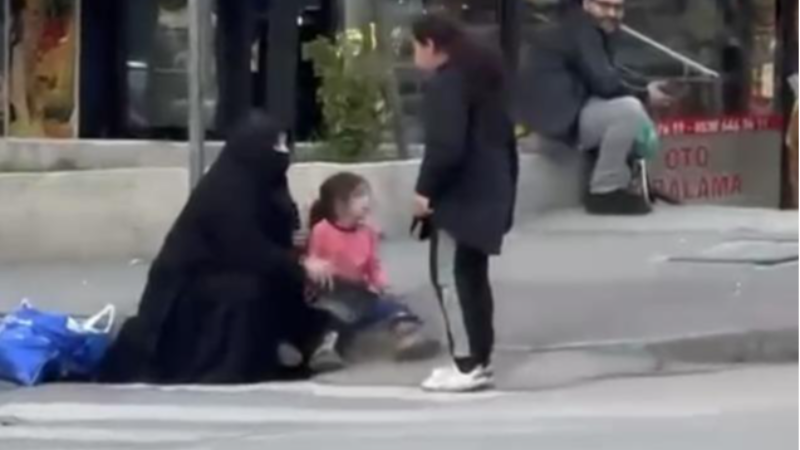 Bursa'da dilenciler yer paylaşamadı, kavgaya tutuştu...