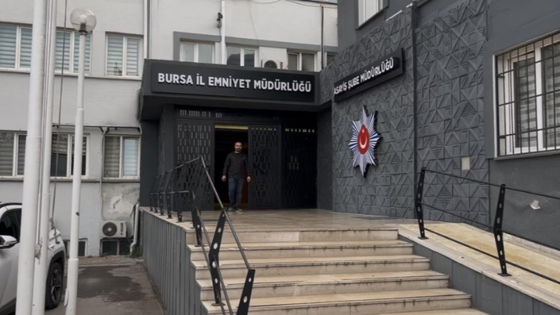 Bursa'da dolandırıcılar altınları almaya geldikleri evin kapısında yakalandı