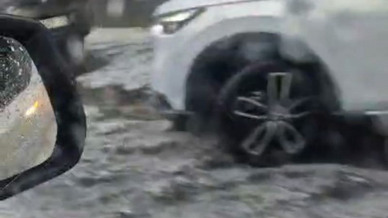 Bursa'da dolu yağdı, sürücüler ne yapacağını şaşırdı