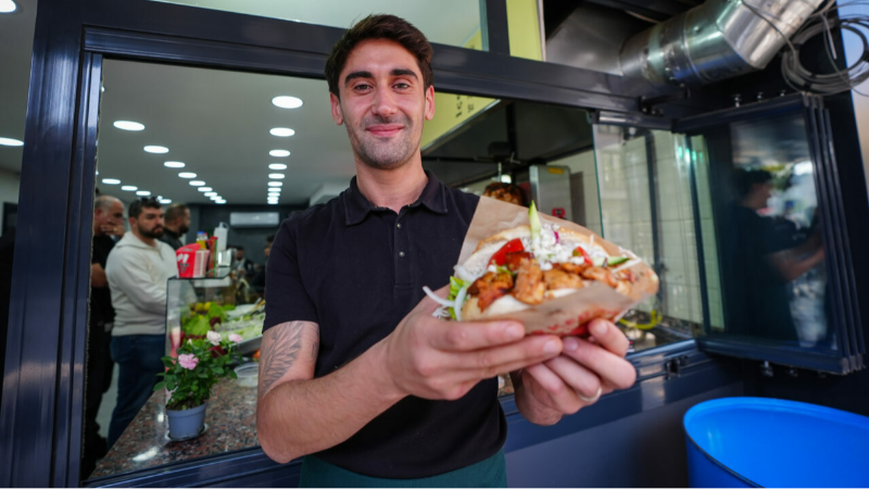 Bursa'da döner satan bu kişiyi bakalım tanıyabilecek misiniz?