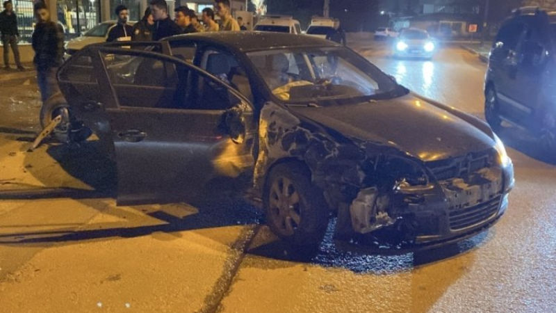 Bursa'da ehliyetsiz sürücü ortalığı birbirine kattı; 4 araca çarparak durdu