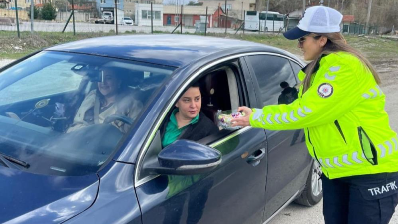 Bursa'da ekiplerden sürücülere tatlı sürpriz