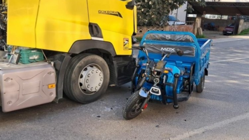 Bursa'da elektrikli bisiklet ve tır çarpıştı!