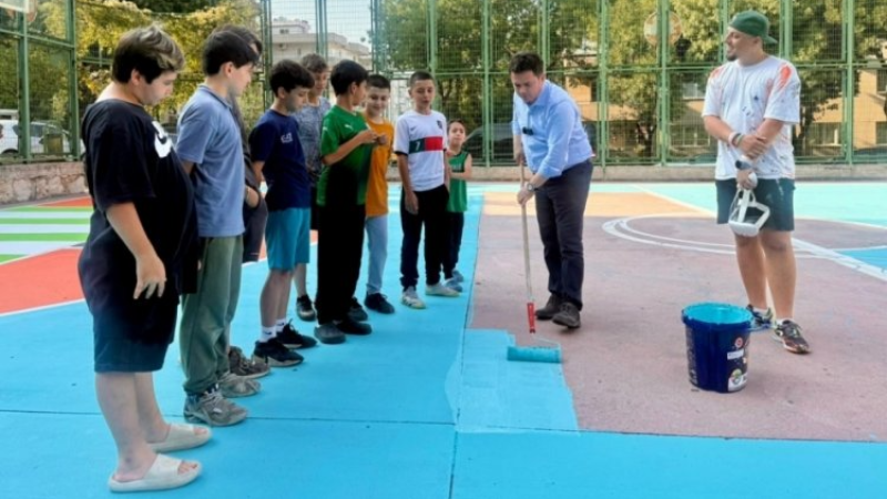 Bursa'da ellerine fırça aldılar, basketbol sahası boyadılar