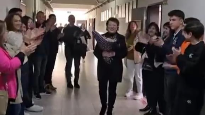 Bursa'da emekli olan öğretmeni alkışlarla uğurladılar