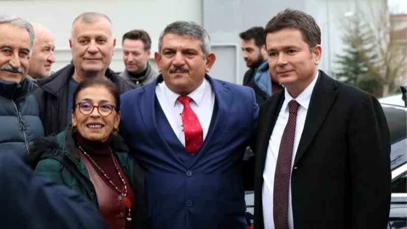 Bursa'da Erkan Başkan mahalle mahalle geziyor
