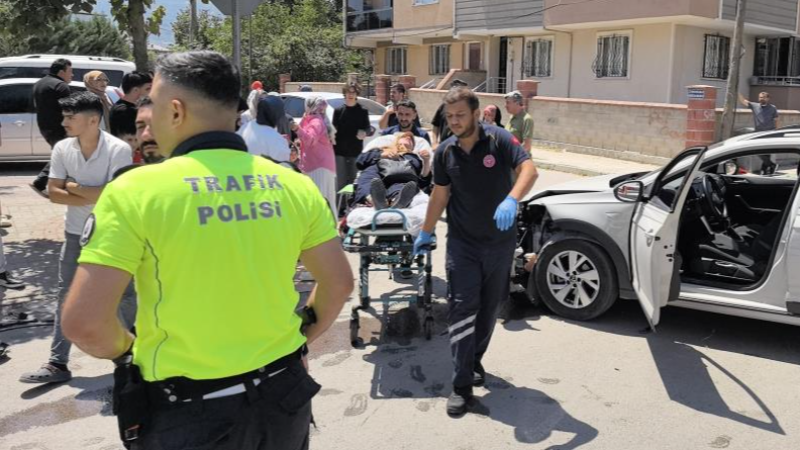 Bursa'da feci kaza; 1'i komiser 5 yaralı