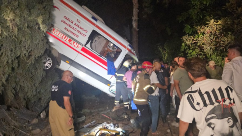 Bursa'da feci kaza; Ambulans bu hale geldi