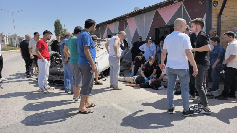 Bursa'da feci kaza; Araç karşı yola uçtu