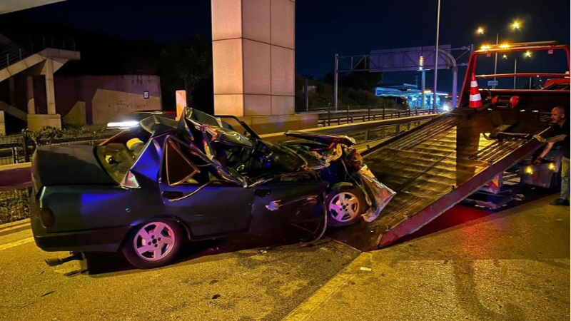 Bursa'da feci kaza; Önce tıra sonra bariyerlere çarptı
