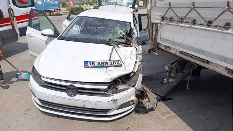 Bursa'da feci kaza; Park halindeki tıra çarptı