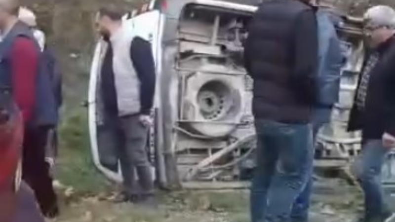 Bursa'da feci kaza; Yolcu minibüsü devrildi