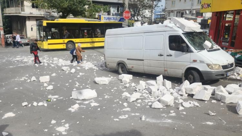 Bursa'da fırtına; Ağaçlar devrildi, çatılar uçtu...