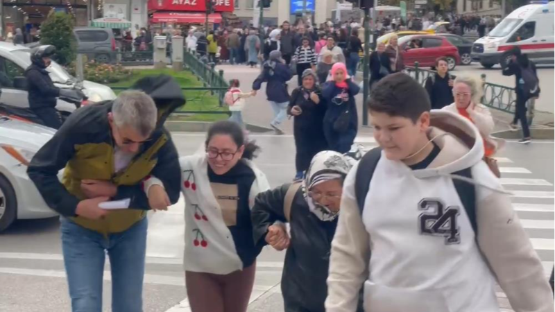 Bursa'da fırtına kabusu; Ayakta duramadılar...