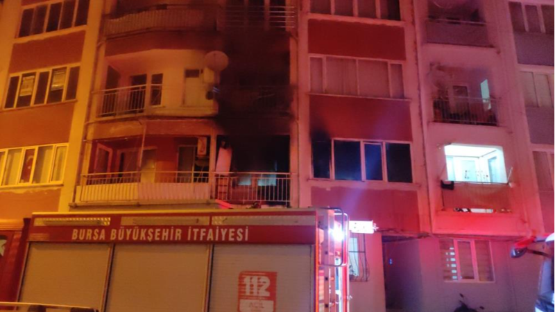 Bursa'da gece yarısı çıkan yangın korkuttu; 5 kişi dumandan etkilendi