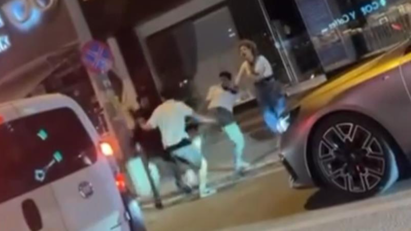 Bursa'da gençler tekme tokat birbirine girdi