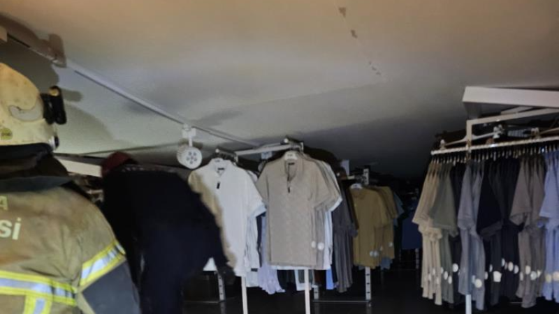 Bursa'da giyim mağazasının tavanı çöktü