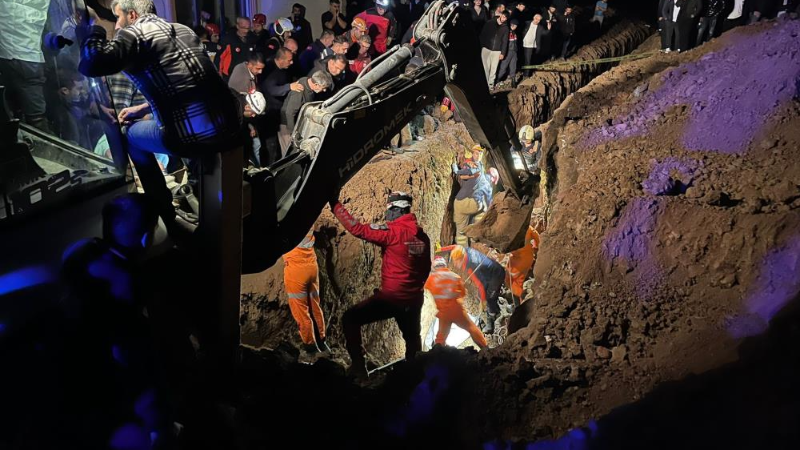 Bursa'da göçük altında kalan 2 kardeş hayatını kaybetti
