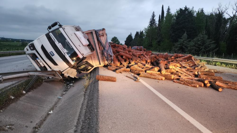 Bursa'da görenler şaştı kaldı; Kamyonet bu hale geldi...