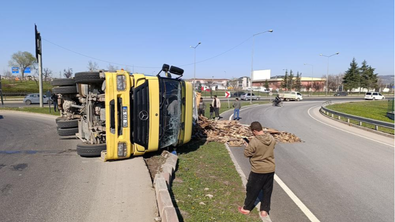 Bursa'da görenleri korkutan kaza! Paketler yola saçıldı...
