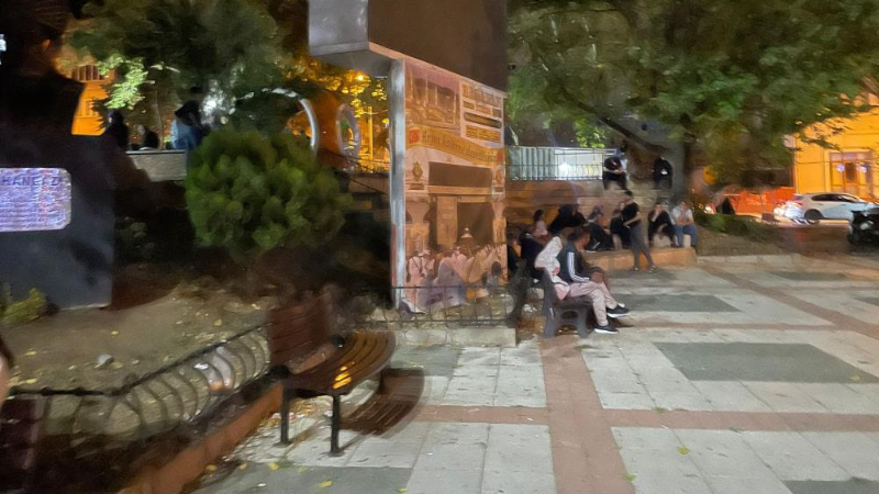 Bursa'da halk geceyi sokakta geçirdi!