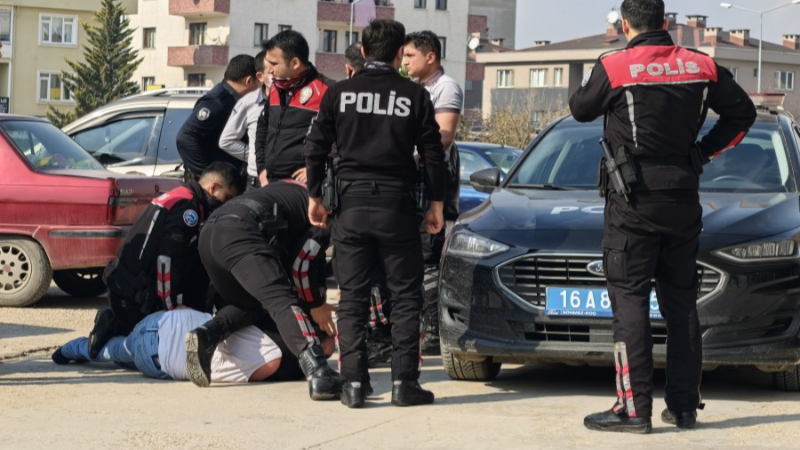 Bursa'da hareketli dakikalar; Polise saldırdı sonra bu hale geldi