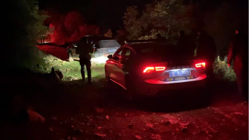 Bursa'da hareketli gece;  Çamura saplanınca yaya olarak kaçtı