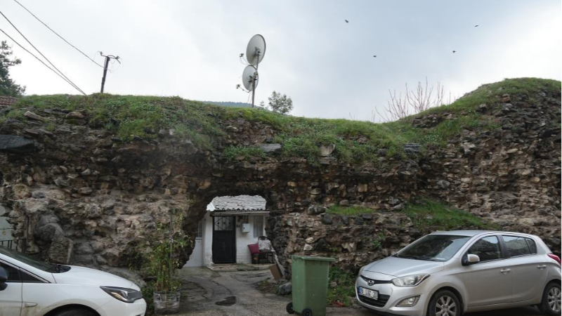 Bursa'da içle acısı görüntü! Tarihe anten diktiler...