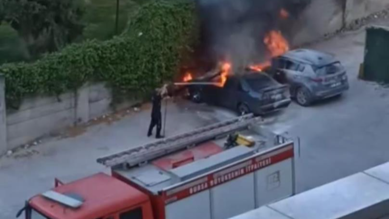 Bursa'da iki araç alev alev yandı!