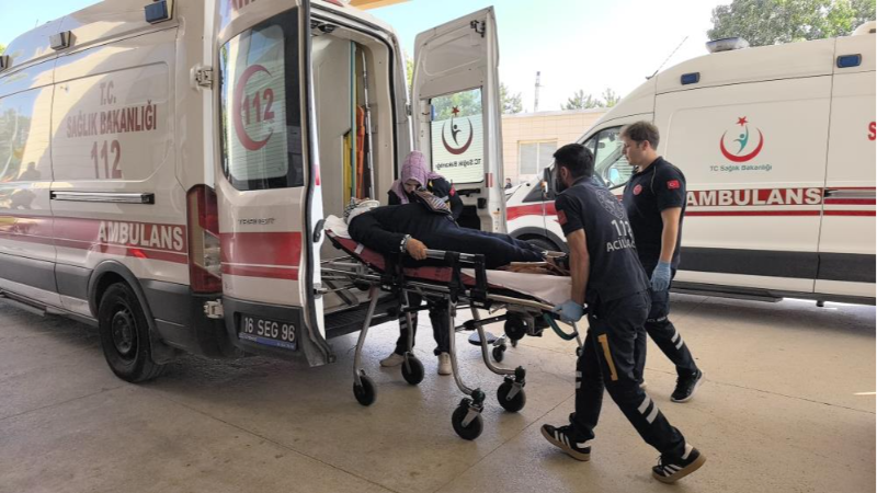 Bursa'da iki araç kafa kafaya birbirine girdi; 2 yaralı var...