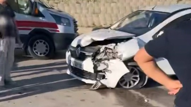 Bursa'da iki araç kafa kafaya birbirine girdi!