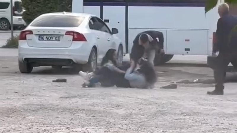 Bursa'da iki genç kız sokak ortasında birbirine girdi