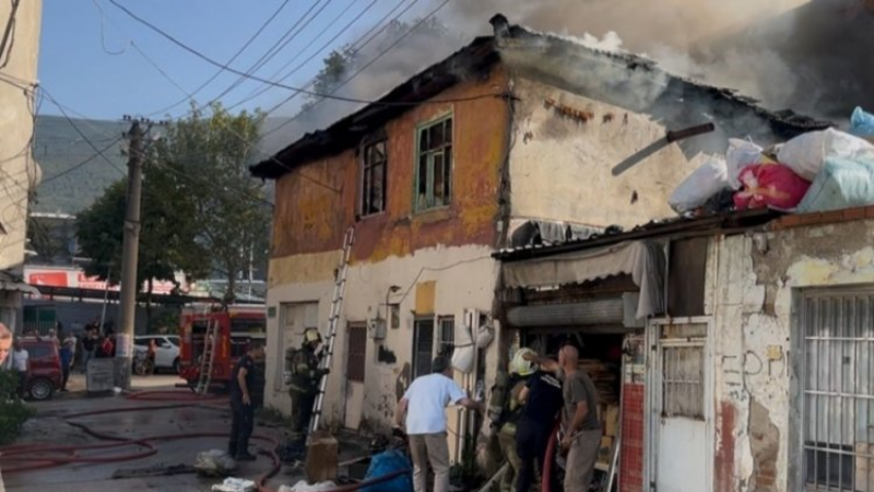 Bursa'da iki katlı ev küle döndü