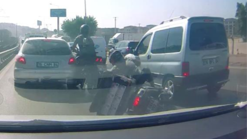 Bursa'da iki motosikletli böyle birbirine girdi