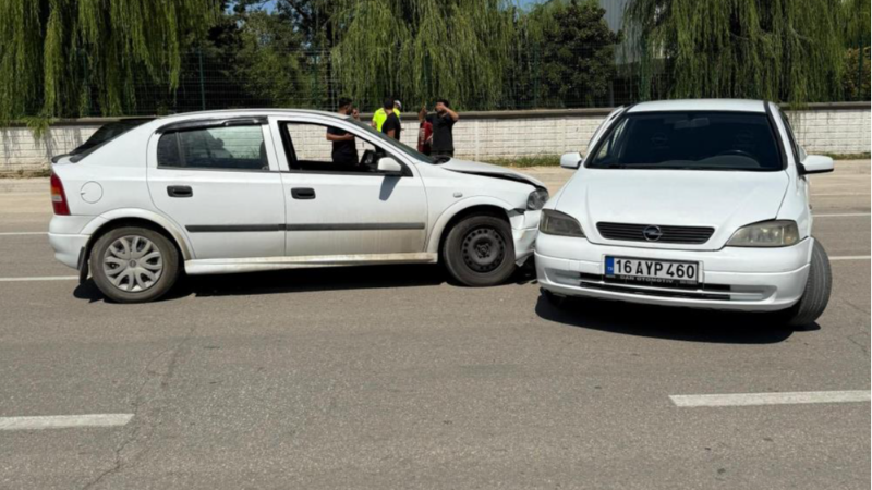 Bursa'da iki otomobil birbirine girdi