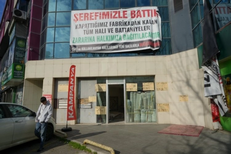 Bursa'da ilginç pankart! Şerefle batan fabrikanın malları