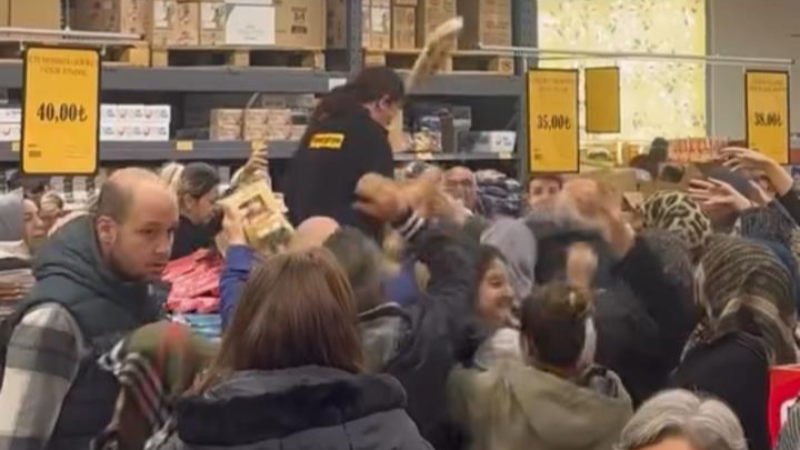 Bursa'da indirim için birbirlerini ezdiler!