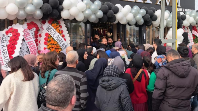Bursa'da indirim kampanyası izdihama neden oldu