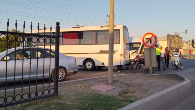 Bursa'da işci servisi ile yolcu minibüsü birbirine girdi; 4 yaralı...
