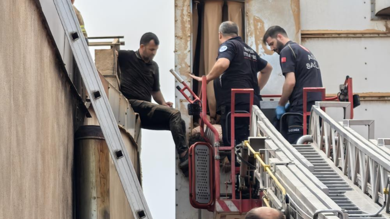 Bursa'da işçinin zor anları; İtfaiye kurtardı