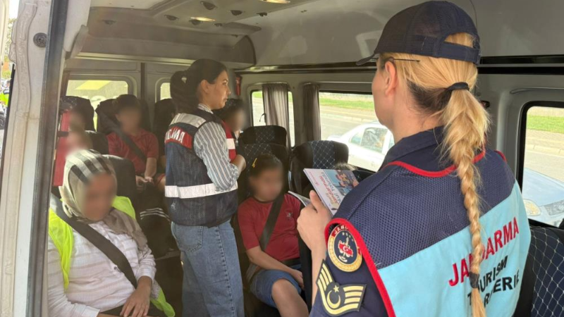 Bursa'da jandarma öğrenciler için gece gündüz yollarda