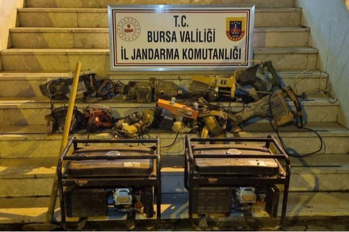 Bursa'da kaçak kazı yapan 7 kişi kıskıvrak yakalandı