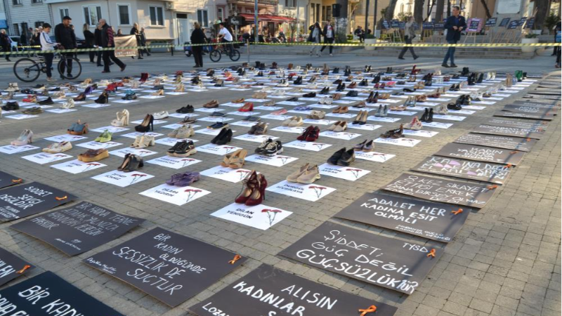 Bursa'da kadın cinayetleri için yere yüzlerce ayakkabı bırakıldı