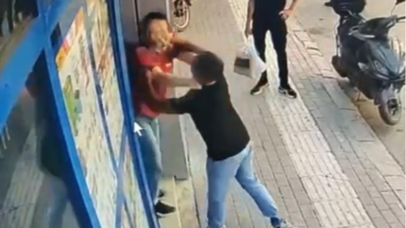 Bursa'da kadın kasiyere saldırdılar!