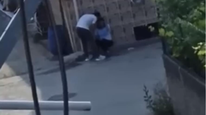 Bursa'da kadını yol ortasında darp ettiler!