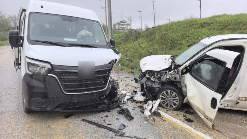 Bursa'da kafa kafaya çarpıştılar; 13 yaralı...