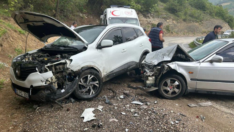 Bursa'da kafa kafaya çarpıştılar! 3 yaralı...